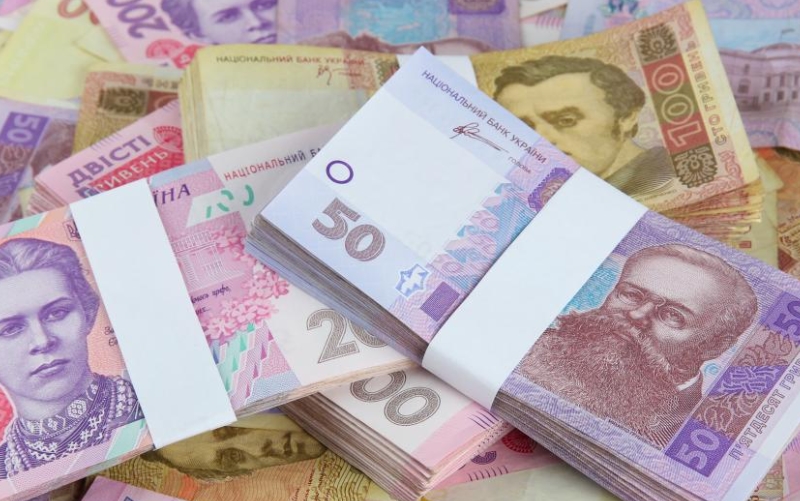 Курс валют в Україні продовжує коливатися: долар та євро зростають