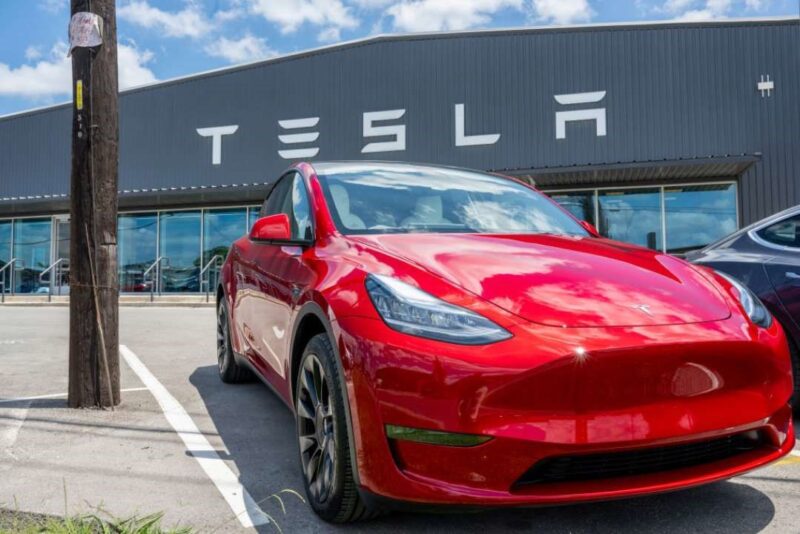 Автопілот Tesla звинувачують у сотнях аварій і десятках смертей