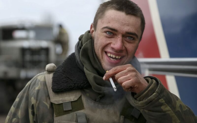 Спірні практики: Українським військовим видавали безкоштовні цигарки у Великій Британії