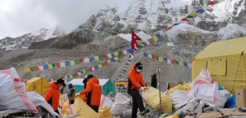 Непальські Збройні сили провели масштабну операцію очищення Евересту