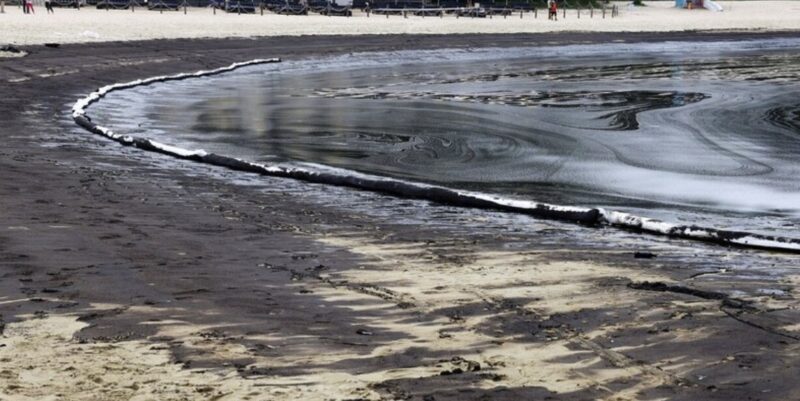 Сінгапур закриває пляжі через нафтовий розлив