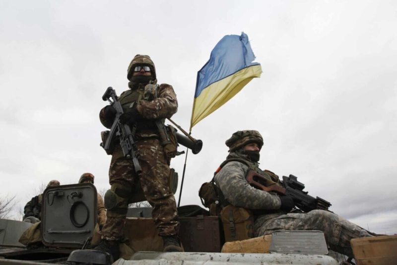 Нові обіцянки підтримки на третю річницю війни
