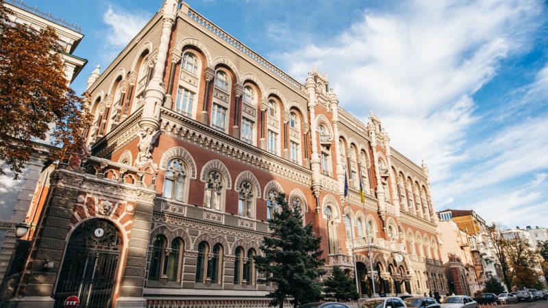 Нацбанк збільшив продаж доларів на міжбанку