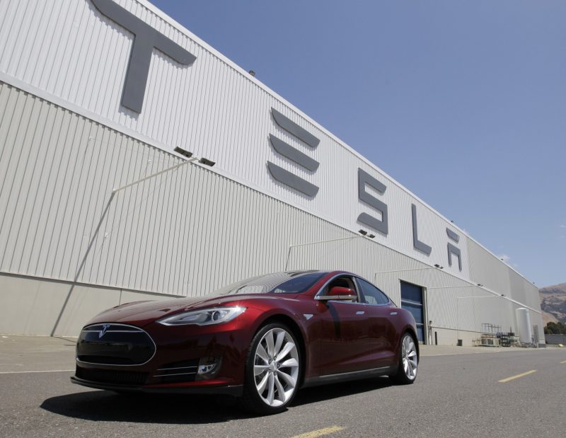 Компанія Tesla втратила значні кошти через розпродаж біткоїнів
