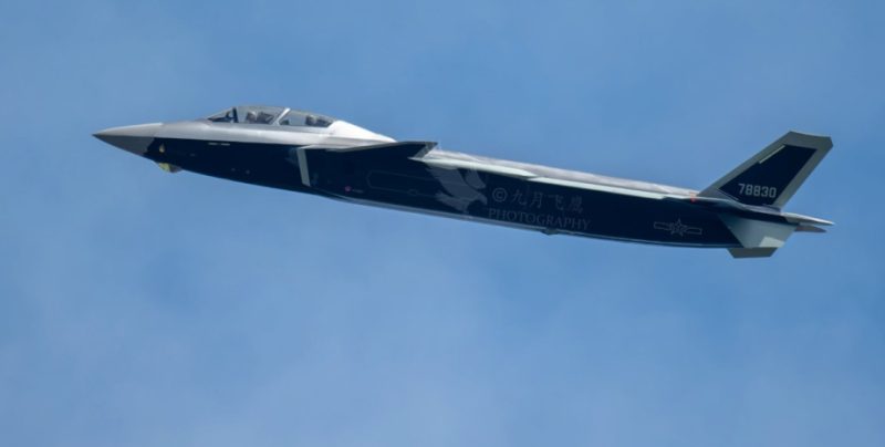 Китай представив бойовий двомісний винищувач п’ятого покоління J-20S
