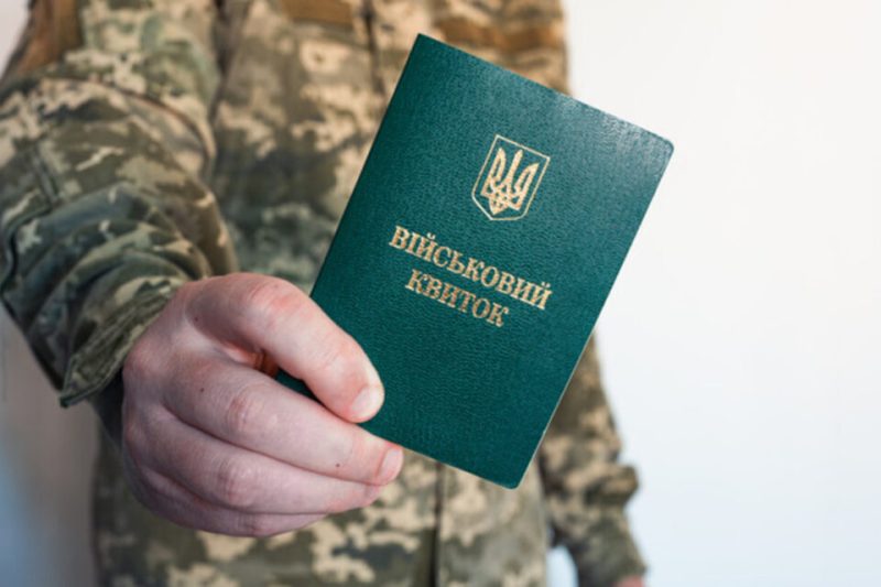 За розбите скло — кримінальна справа, у Кременчуці затримали жінку після інциденту з ТЦК
