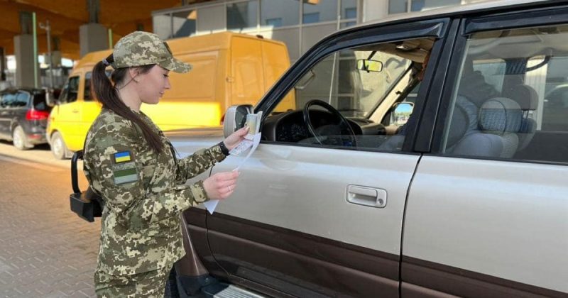 Хто з чоловіків 18–22 років зможе виїхати з України?