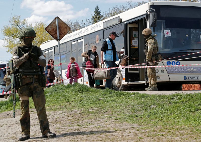 Корабел під обстрілами: евакуація у Херсоні триває