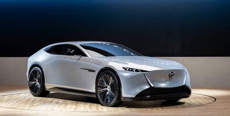 Mazda представила два концепти: седан-купе та компактний хетчбек Mazda представила два концепти: седан-купе та компактний хетчбек