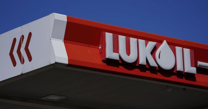 Санкції США змусили Лукойл шукати покупців на свої закордонні активи Санкції США змусили Лукойл шукати покупців на свої закордонні активи
