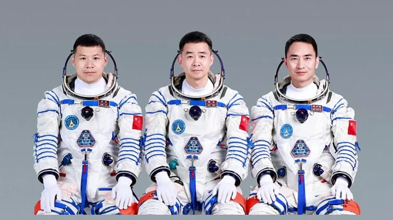 Удар космічного сміття зірвав повернення китайських астронавтів