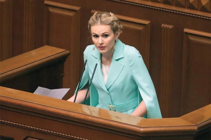 Нардепці Скороход повідомили про підозру: вимагання $250 тис. за “санкції РНБО